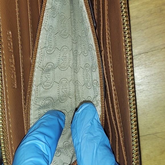 Michael Kors Wallet - Picture 4 of 9